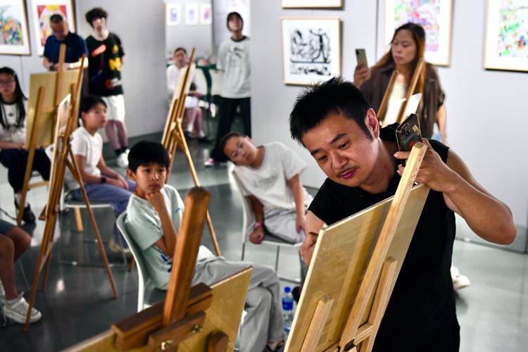 百幅儿童画亮相图书馆